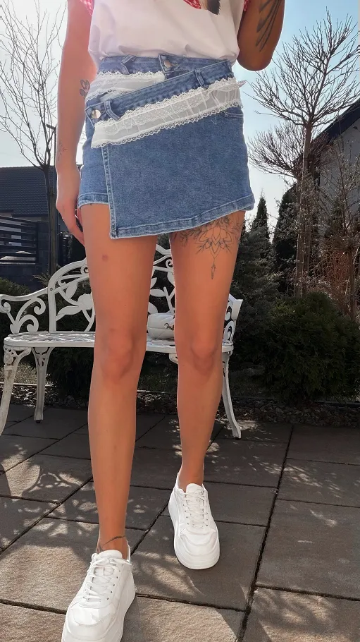 Elastyczne jeansowe spódnico-spodenki z białą koronką BLUE JEANS - R784