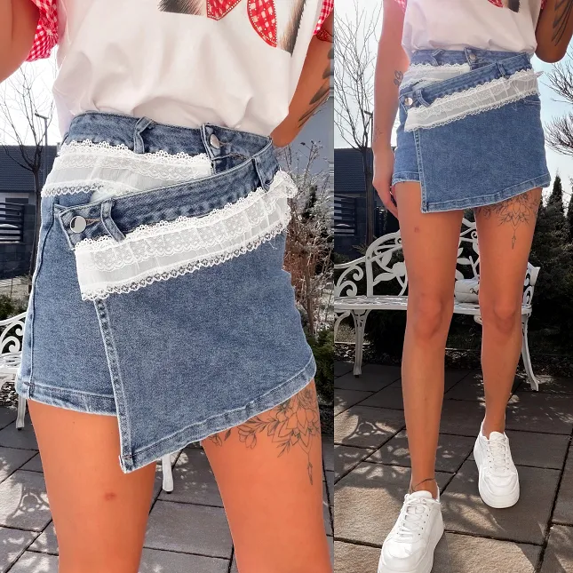 Elastyczne jeansowe spódnico-spodenki z białą koronką BLUE JEANS - R784