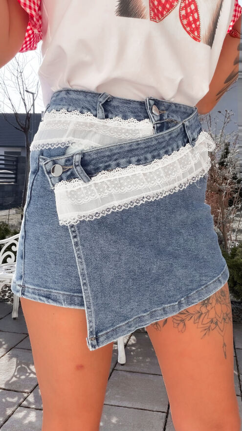 Elastyczne jeansowe spódnico-spodenki z białą koronką BLUE JEANS - R784