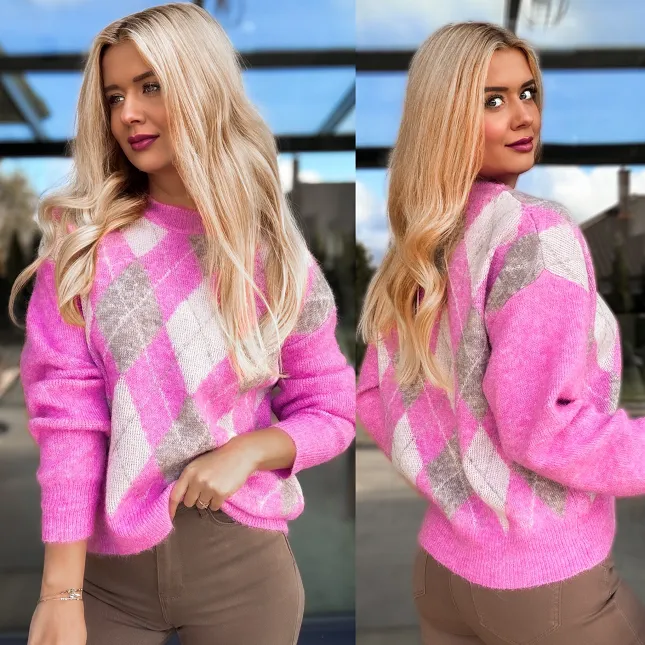 Klasyczny różowy sweter w modne romby - R185