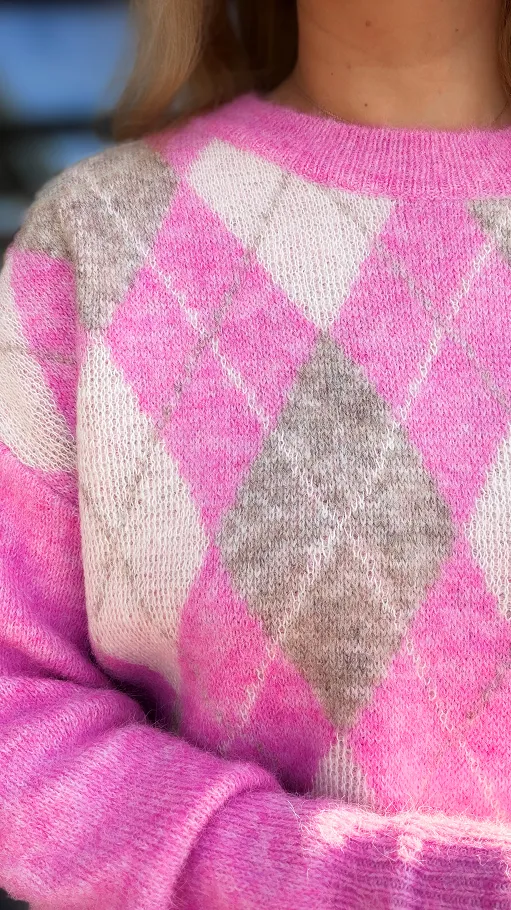 Klasyczny różowy sweter w modne romby - R185