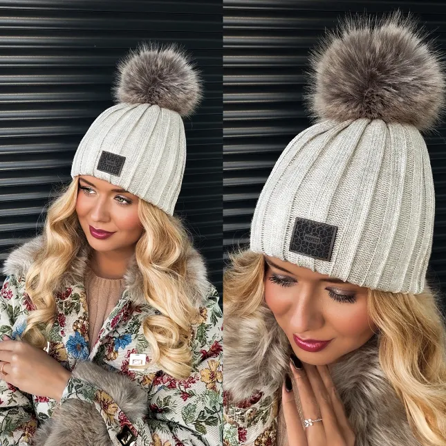 Czapka zimowa ze złotym brokatem Produkt Polski - R291