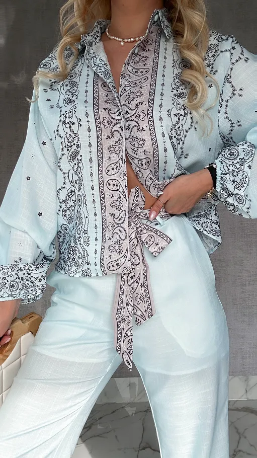 Błękitny bawełniany komplet w kwiaty bluzka koszulowa + spodnie - P375A