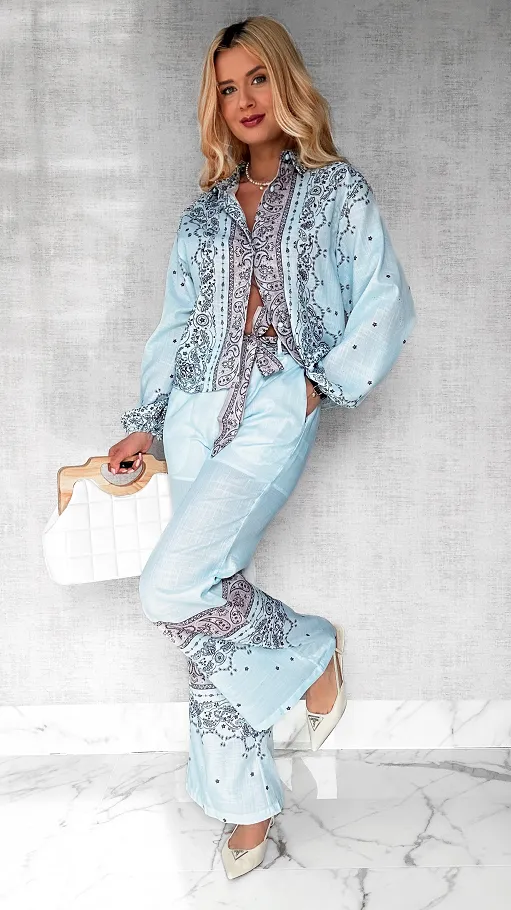 Błękitny bawełniany komplet w kwiaty bluzka koszulowa + spodnie - P375A