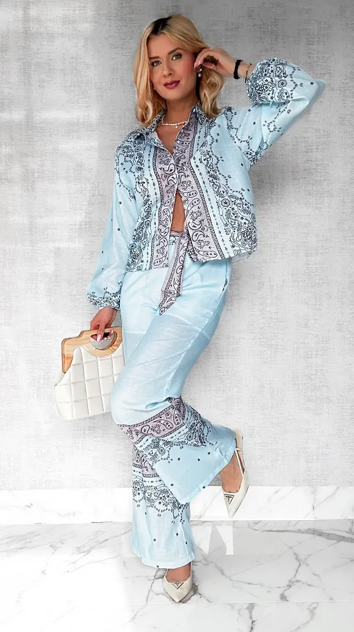 Błękitny bawełniany komplet w kwiaty bluzka koszulowa + spodnie - P375A