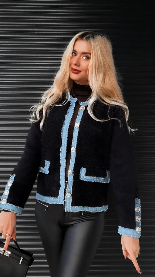 Ciepła marynarka wykończona jeansowymi dodatkami ONE SIZE czarna - R349A