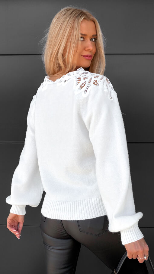Stylowy biały sweter z gipiurowym dekoltem z cyrkoniami ONE SIZE - S334