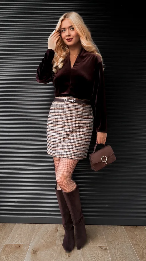 Gładka aksamitna bluzka w serek ONE SIZE brązowa - R407A