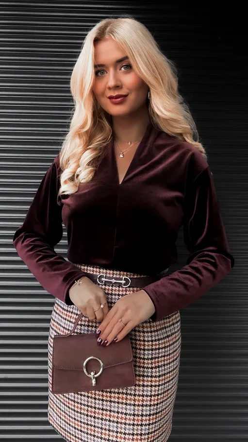 Gładka aksamitna bluzka w serek ONE SIZE brązowa - R407A