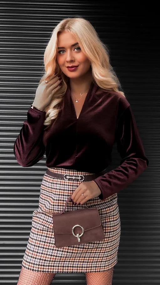 Gładka aksamitna bluzka w serek ONE SIZE brązowa - R407A