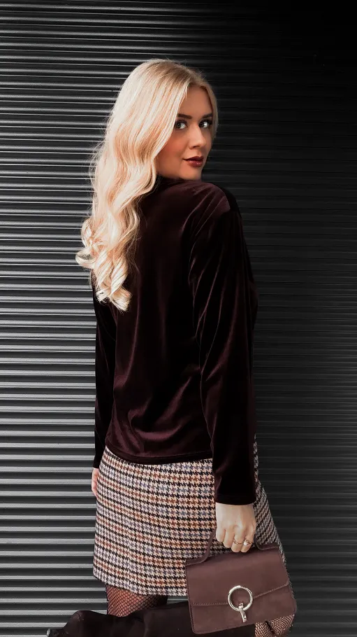 Gładka aksamitna bluzka w serek ONE SIZE brązowa - R407A