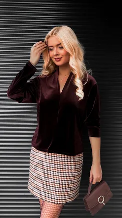 Gładka aksamitna bluzka w serek ONE SIZE brązowa - R407A