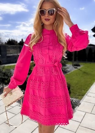 Różowa sukienka zdobiona gipiurą - L824