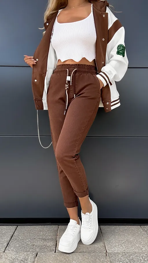 Elastyczne czekoladowe spodnie jeansowe MOM FIT z gumą w pasie - P994