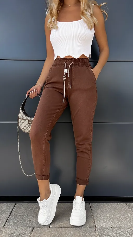 Elastyczne czekoladowe spodnie jeansowe MOM FIT z gumą w pasie - P994