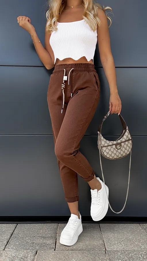 Elastyczne czekoladowe spodnie jeansowe MOM FIT z gumą w pasie - P994