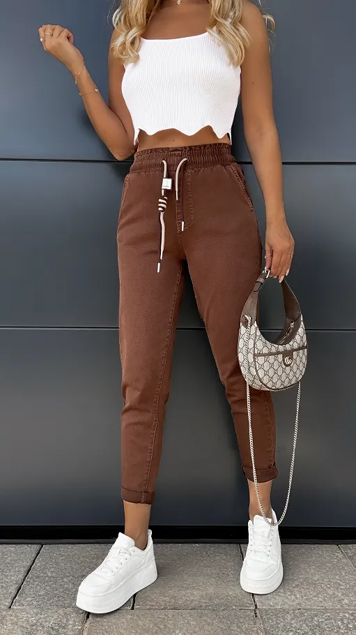 Elastyczne czekoladowe spodnie jeansowe MOM FIT z gumą w pasie - P994