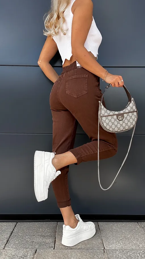 Elastyczne czekoladowe spodnie jeansowe MOM FIT z gumą w pasie - P994