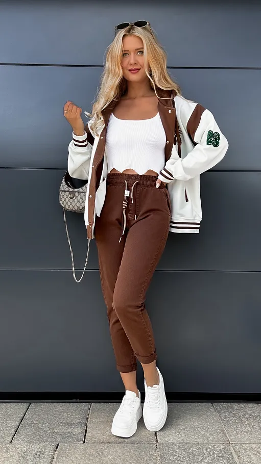 Elastyczne czekoladowe spodnie jeansowe MOM FIT z gumą w pasie - P994