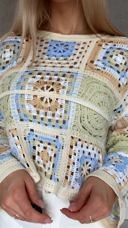 Wiosenny ażurowy sweterek w szydełkowym stylu SELEDYNOWY z niebieskim - R690D