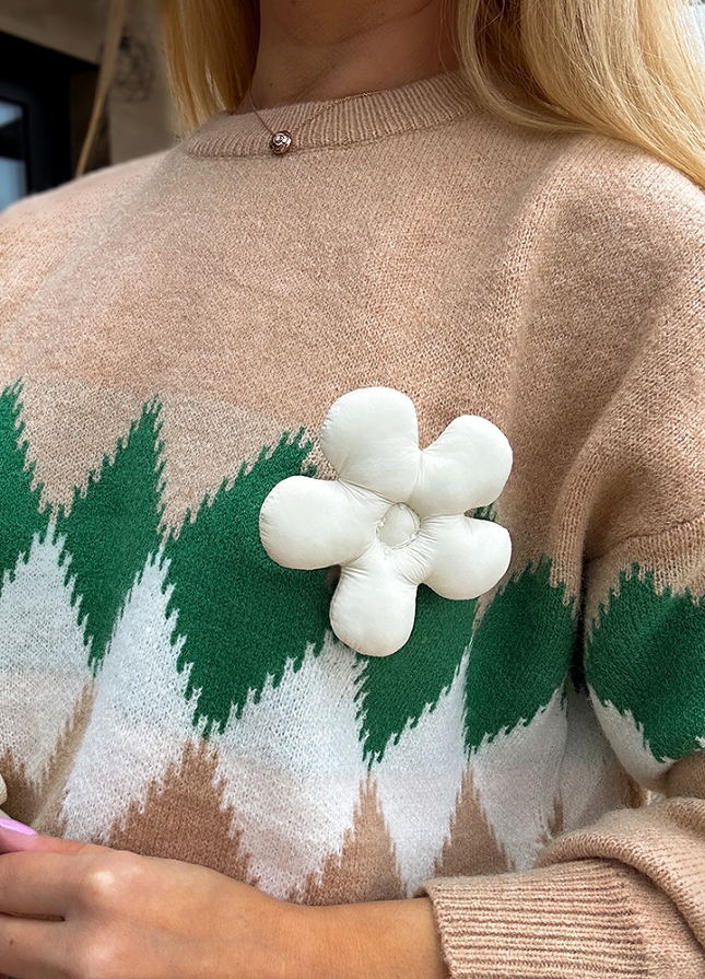 Beżowy klasyczny sweter w białe kwiaty 3D - M713