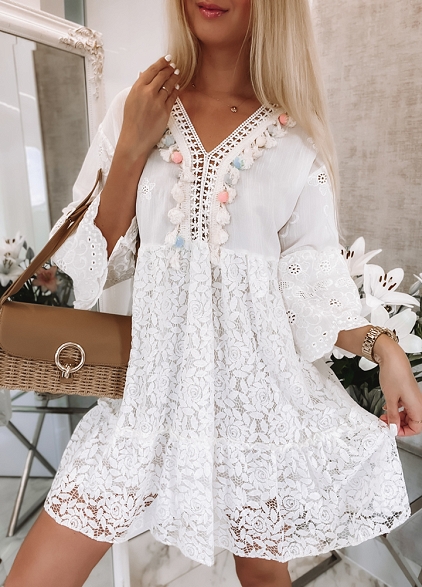 Biała BOHO sukienka z pomponikami - K376