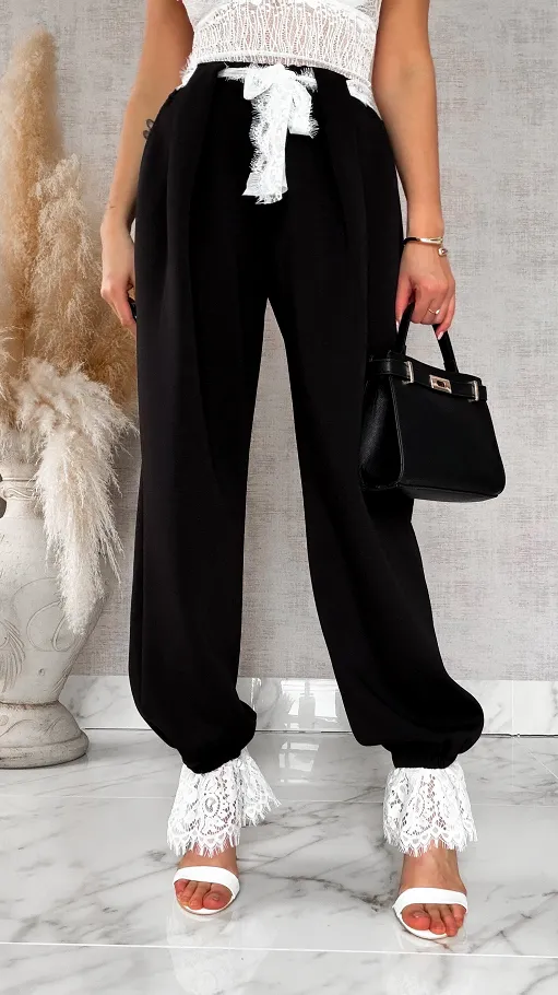 Wiosenne czarne spodnie zdobione białą koronką ONE SIZE - R896