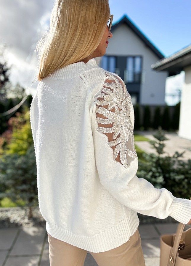 Biały sweter na jesień z pięknie zdobnymi ramionami - M351