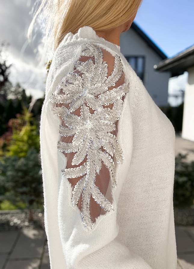 Biały sweter na jesień z pięknie zdobnymi ramionami - M351