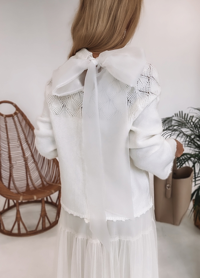 Ekskluzywny biały sweter z ażurowym wzorem i tiulową kokardą - M762A