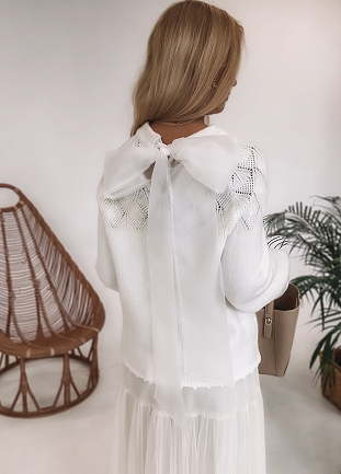 Ekskluzywny biały sweter z ażurowym wzorem i tiulową kokardą - M762A