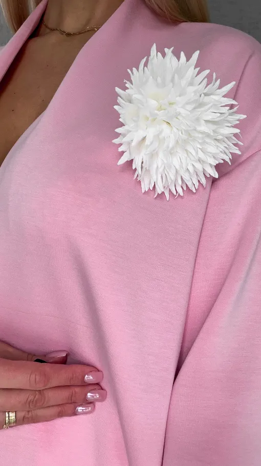 Elegancka narzutka z kwiatem ONE SIZE różowa - R555