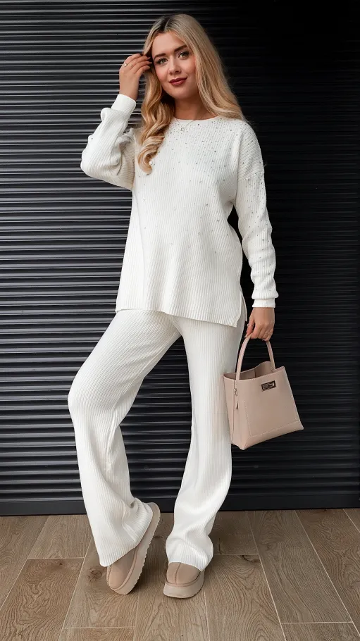 Dzianinowy komplet z wiskozy w prążki z cyrkoniami ONE SIZE ecru - R314A