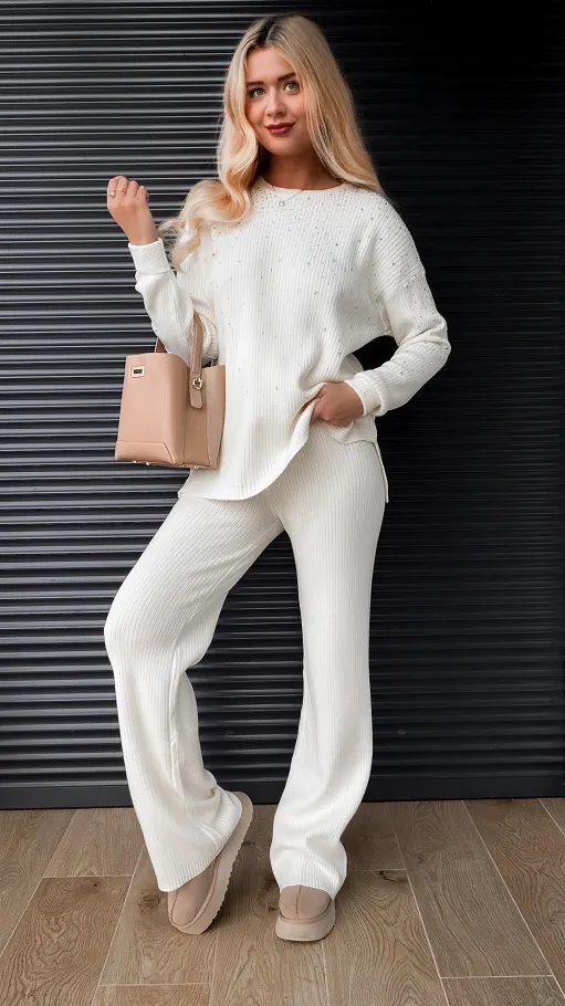 Dzianinowy komplet z wiskozy w prążki z cyrkoniami ONE SIZE ecru - R314A