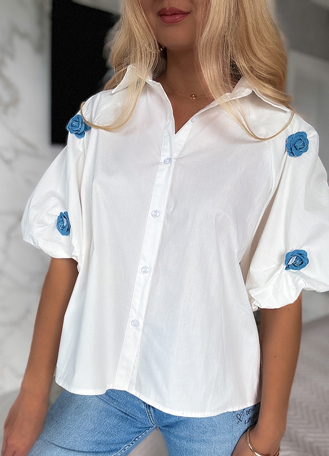 Biała bluzka koszulowa z bufiastymi rękawami ozdobionymi różami - N102