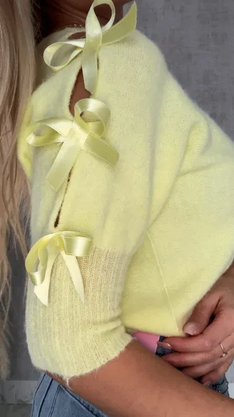 Oryginalny wiosenny sweter z krótkim rękawem i kokardkami CYTRYNOWY - R664