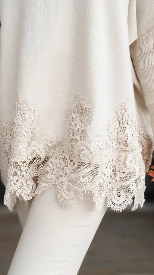 Elegancki długi sweter z koronką w kolorze ECRU - R172