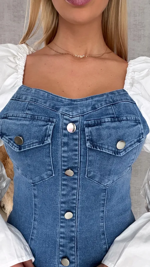 Sukienka jeansowa z modnymi białymi rękawami BLUE JEANS  - R629