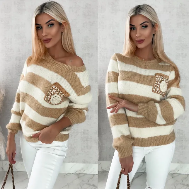 Cudowny sweterek w modne pasy z kieszonką BEŻOWY - P077A