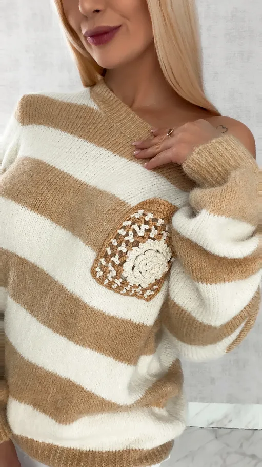 Cudowny sweterek w modne pasy z kieszonką BEŻOWY - P077A