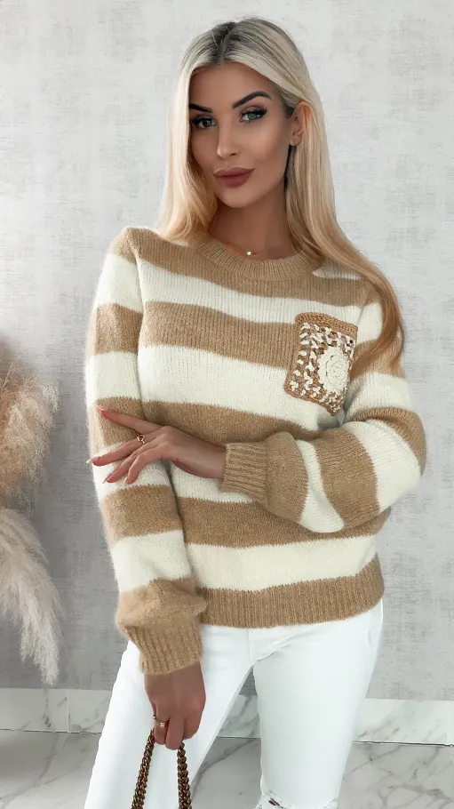 Cudowny sweterek w modne pasy z kieszonką BEŻOWY - P077A