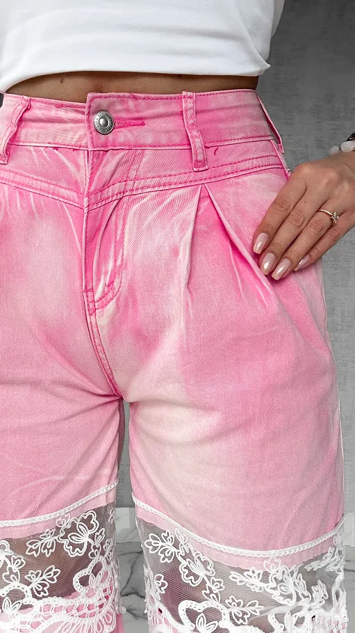 Spodnie jeansowe relaxed fit z koronką na udach PINK JEANS - P259B