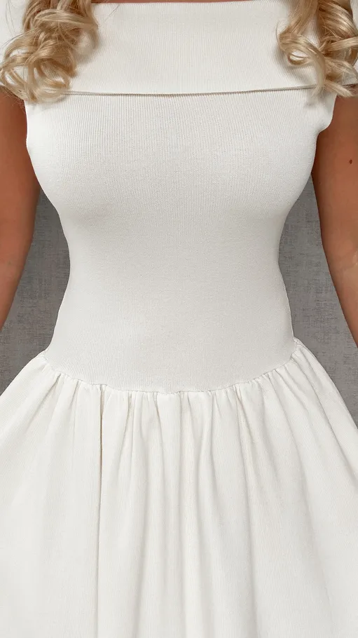 Dzianinowa sukienka z dekoltem w łódkę ECRU wiskoza - P254B