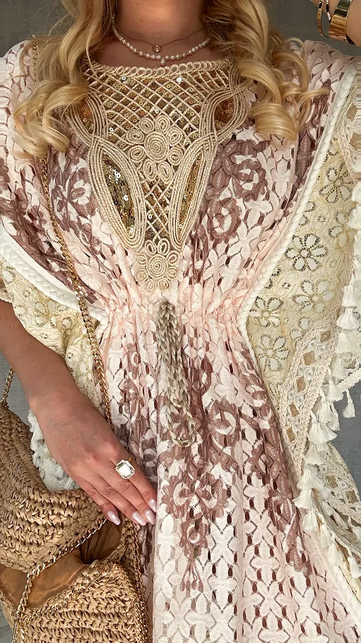 Plażowa BOHO sukienka w beżowe wzory i złote dodatki ONE SIZE - P702