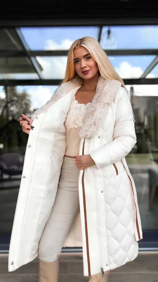 Elegancki długi płaszcz pikowany ECRU z futerkiem - R228