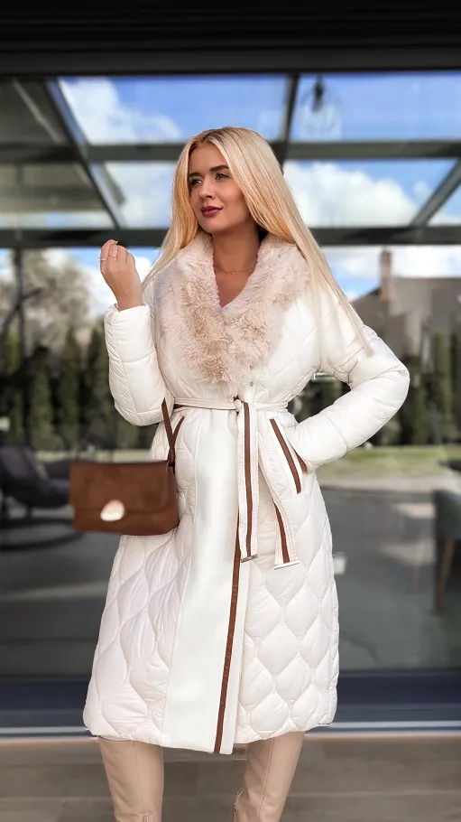 Elegancki długi płaszcz pikowany ECRU z futerkiem - R228