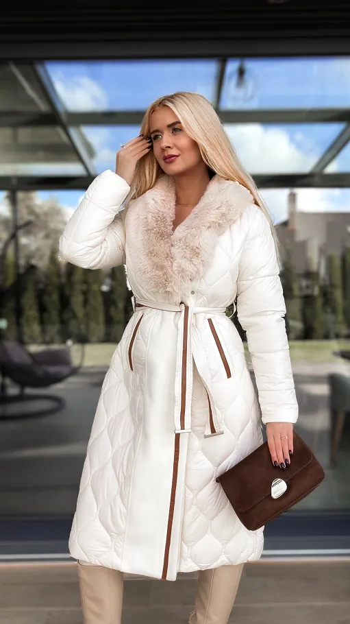 Elegancki długi płaszcz pikowany ECRU z futerkiem - R228