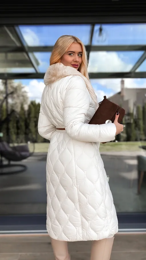 Elegancki długi płaszcz pikowany ECRU z futerkiem - R228