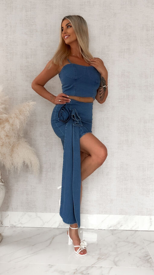 Stylowy elastyczny komplet jeansowy bluzka TOP + spódnica z dużym kwiatem - S102
