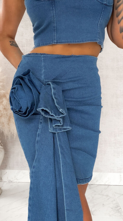 Stylowy elastyczny komplet jeansowy bluzka TOP + spódnica z dużym kwiatem - S102